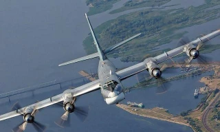 Oanh tạc cơ Tu-95 Nga xuất hiện trên bầu trời Ukraine 