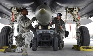 Ông Trump 'bật đèn xanh' cung cấp hàng nghìn quả bom hạng nặng cho Israel