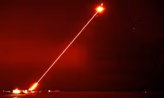 Phương Tây đẩy mạnh phát triển vũ khí laser chống máy bay không người lái và tên lửa