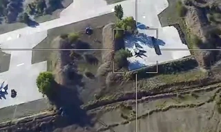 Sân bay Ukraine liên tiếp bị tấn công