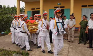 Đồng đội đưa đồng chí Lường Phát Chiêm về với gia đình.