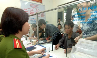 Mỗi người dân đang phải sử dụng hơn 10 loại giấy tờ liên quan cá nhân gây phiền phức Ảnh: Hồng Vĩnh