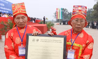 Đại diện bô lão trong làng rước bằng di sản về Đền Thánh Gióng