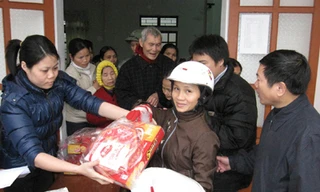 Đại diện Eurowindow tặng quà cho người dân