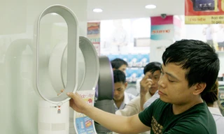 Kỹ sư Phạm Thành Sơn bên chiếc quạt Coex