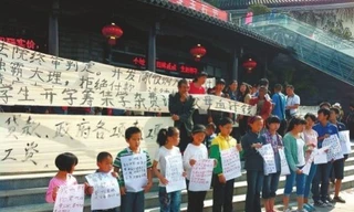 13 em bé đứng dàn hàng biểu tình đòi lương cho cha mẹ