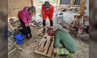 Khai quật vũ khí của chiến binh cổ đại trong sân nhà ở Na Uy 