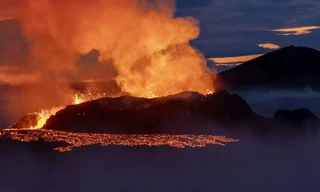 Núi lửa mới phun trào của Iceland hiện đang phun lốc xoáy 