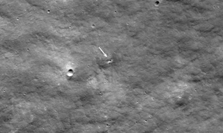 Tiết lộ hình ảnh tàu đổ bộ Luna 25 của Nga để lại miệng núi lửa trên mặt trăng