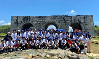 Kiều bào trẻ thăm di tích Lam Kinh, tặng quà Làng trẻ SOS Thanh Hóa 