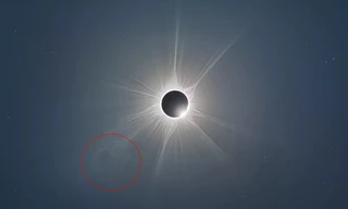 Ghi lại được khoảnh khắc một cơn bão khổng lồ từ mặt trời trong nhật thực toàn phần 