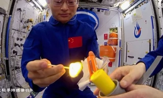 Xem các phi hành gia Trung Quốc thắp ngọn lửa hình cầu trên trạm vũ trụ Thiên Cung 