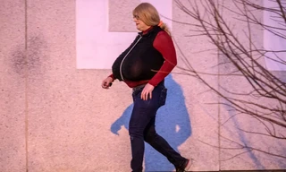 Cô gái trẻ khổ sở vì bộ ngực khủng