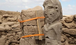 Bí ẩn bức tượng người đàn ông khổng lồ cầm 'của quý'