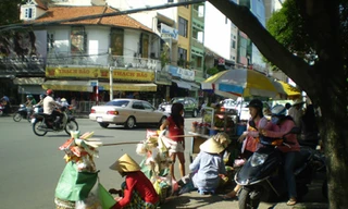 Bó tay với hàng rong tràn lan