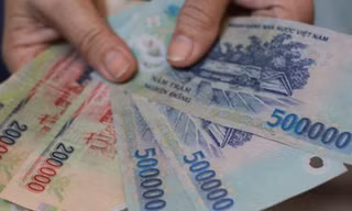 Nhân viên ngân hàng bán mỹ phẩm, dạy thêm ban đêm