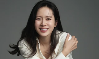 Son Ye Jin 'tỏa sáng' với vóc dáng nữ thần trên thảm đỏ lần đầu tiên kể từ sau khi sinh con