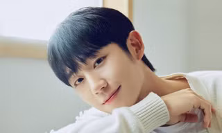 'Mỹ nam bạn trai tin đồn của Jisoo' lại 'hớp hồn' fan nữ với diện mạo CEO của một công ty mỹ phẩm