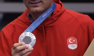 Huy chương bạc Olympic của Thổ Nhĩ Kỳ bất ngờ trở nên nổi tiếng ở Hàn Quốc