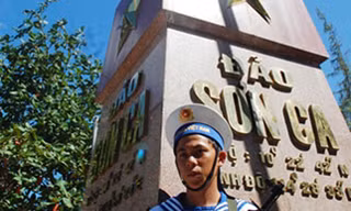 Bên cột mốc chủ quyền đảo Sơn Ca