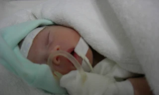 Bé gái sơ sinh bị bỏ rơi tại bệnh viện Nhi