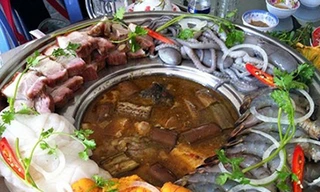 Kinh hoàng hóa chất sôi trong nồi lẩu