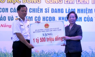 Phó chủ tịch nước Nguyễn Thị Doan trao quỹ 1,5 tỉ đồng hỗ trợ con em cán bộ chiến sĩ bảo vệ biển đảo. Ảnh Nguyễn Huy