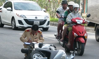 Lực lượng công an quận Liên Chiểu lập biên bản hiện trường, xác minh đây là vụ va chạm giao thông. Ảnh: Nguyễn Huy