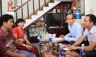 Nhà báo Yamanka tìm hiểu thông tin đâm chìm tàu, hoàn cảnh chủ tàu cá ĐNa 90152 và các thuyền viên. Ảnh: Nguyễn Huy