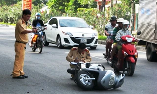 Cảnh sát giao thông Công an quận Liên Chiểu lập biên bản hiện trường vụ việc. Ảnh: Nguyễn Huy