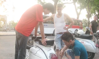 Chăm sóc cho xe như... người yêu Ảnh: D.N