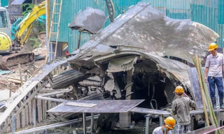 Lộ nguyên xác máy bay B52 sau khi hút hết nước trong hồ Hữu Tiệp