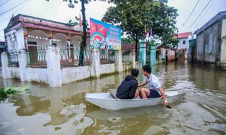 Cận cảnh hơn trăm hộ dân ở Hà Nội bị cô lập giữa biển nước