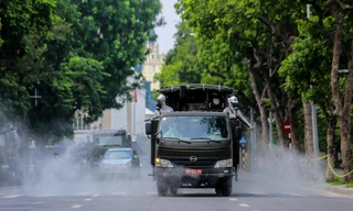 Quân đội phun khử khuẩn khu phố cổ và phố trung tâm Thủ đô