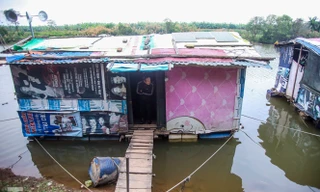 Cận cảnh khu xóm phao ven sông Hồng những ngày lạnh giá 