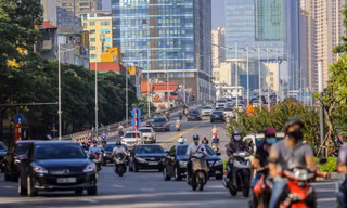 Đường phố đông đúc trong ngày đầu siết chặt giãn cách phòng, chống dịch theo 3 vùng