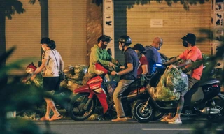 Chợ dân sinh đóng cửa, tiểu thương mua bán ngay dưới lòng đường lúc nửa đêm