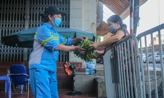 Sạp rau miễn phí ấm tình người của hai chị lao công giữa mùa dịch