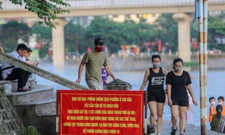 Người dân thản nhiên tập thể dục, câu cá, không đeo khẩu trang ở hồ Hoàng Cầu