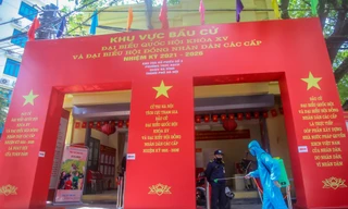 Hà Nội phun khử khuẩn phòng dịch COVID-19 tại các điểm bầu cử