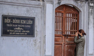 Di tích, đình chùa đóng cửa vì COVID-19, người dân Hà Nội vái vọng từ xa