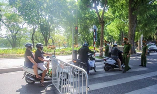 Cận cảnh Hà Nội triển khai kiểm tra giấy tờ người dân lưu thông trên đường
