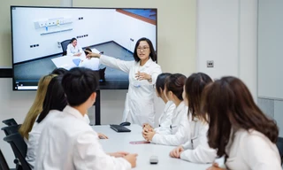 Điều dưỡng viên - 'Superman' đời thực và phần thưởng không mua được bằng tiền