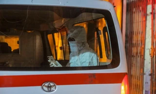 Cận cảnh khu vực phong tỏa ngõ tại quận Đống Đa, đưa ca bệnh F0 đi điều trị