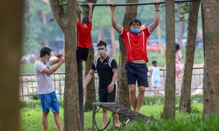 Đông đúc người bơi lội, tập thể dục giữa dịch COVID-19