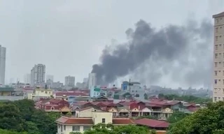 Cháy ngùn ngụt tại xưởng tôn ở Hà Nội, cột khói bốc cao hàng chục mét