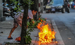 Hè phố, lòng đường Thủ đô 'đỏ lửa' cúng rằm tháng 7 giữa mùa dịch