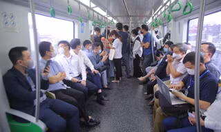 Đường sắt Cát Linh - Hà Đông miễn phí vé 15 ngày, người dân xếp hàng chờ trải nghiệm 