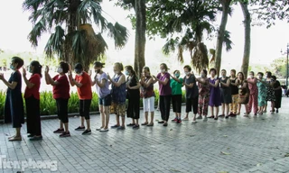 Nới lỏng giãn cách, nhiều người ra đường tập thể dục nhưng quên khẩu trang