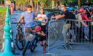 Người dân bê xe đạp, 'vượt rào' tập thể dục quanh hồ Tây
